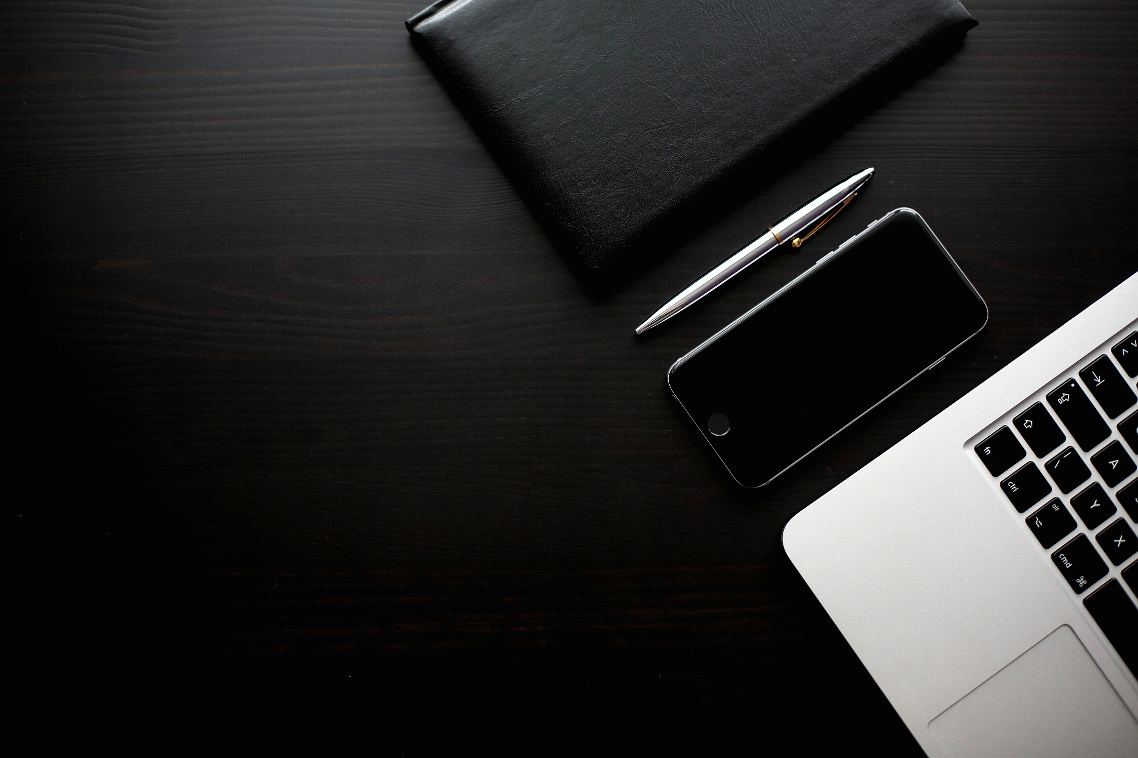 Ambiente corporativo com notebook e telefone