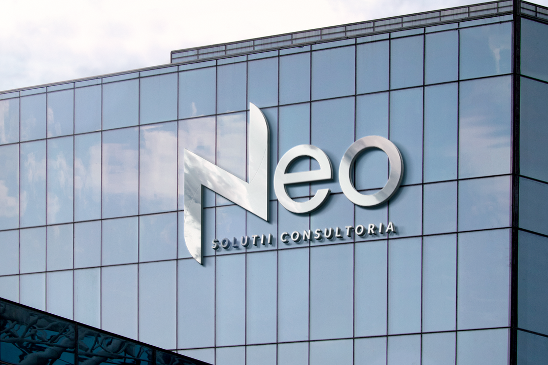 Logo Neo Solutii em um edifício corporativo